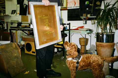 Screen printing the Don't be negative tote bag - Take it easy lab