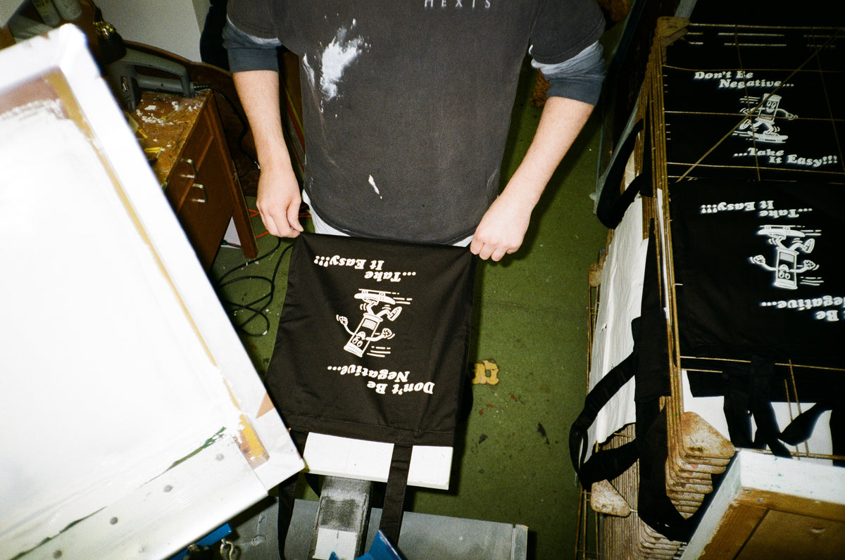 Screen printing the Don't be negative tote bag - Take it easy lab